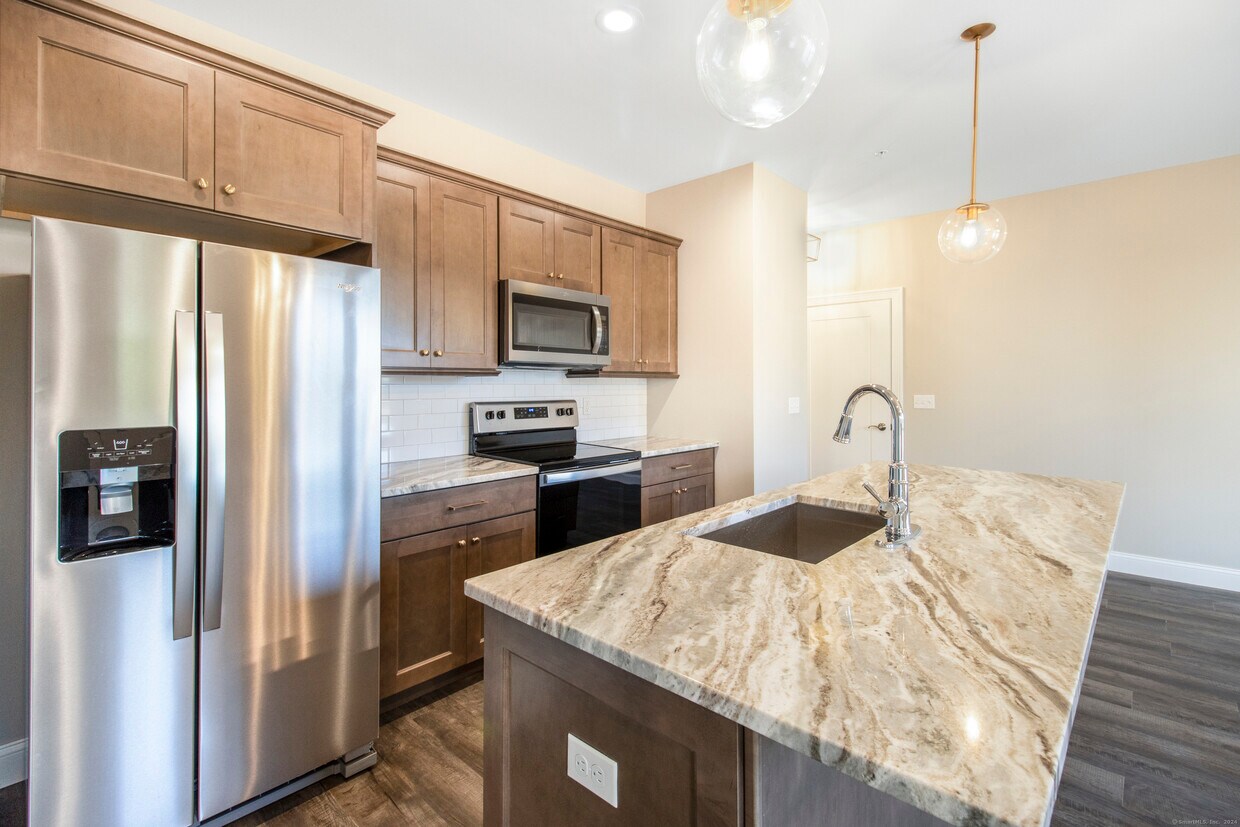 Primary Photo - 504 Edgewater Cir