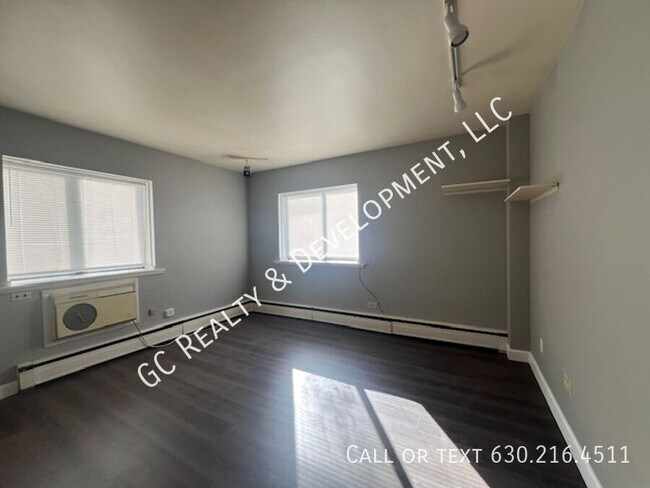 Building Photo - ***DOWNERS GROVE / HEAT INCL / WALK TO TRA...