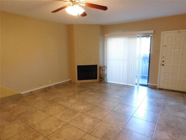 Foto del edificio - 2725 Santa Fe Unit B - 2/Bed 2.5/Bath - $1300/month