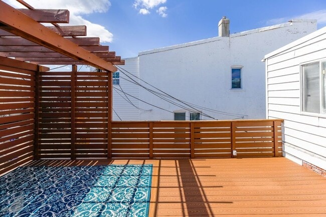 Building Photo - 4 bedroom + Parking! Perfection Along Peac...