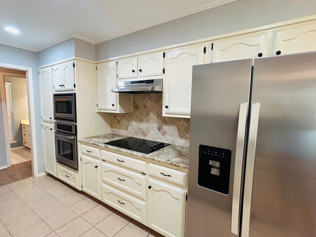 Foto del edificio - Spacious and Updated Hewitt Home