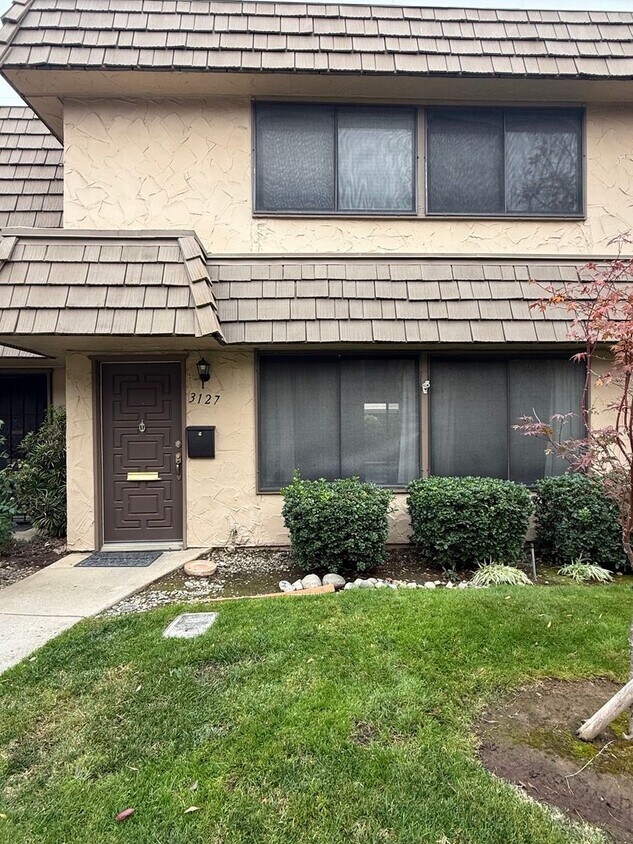 Foto principal - 3 bed 2.5 bath townhome available now!