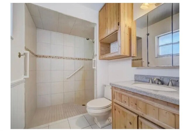 Building Photo - PRICE DROP! Spacious 5/2 with a big yard!