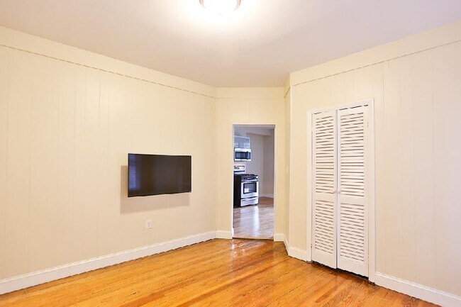 Building Photo - 129 Cottage St