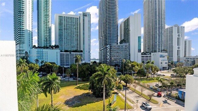 Foto del edificio - 275 NE 18th St