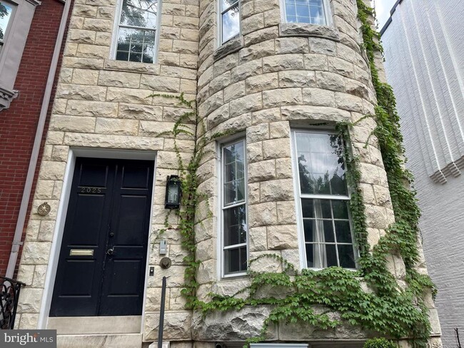 Building Photo - 2025 Hillyer Pl NW