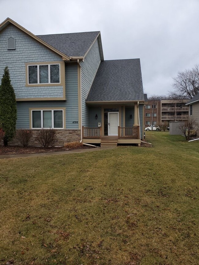 Building Photo - STUNNING, 5 BEDROOM AND 5 BATH TWIN HOME F...
