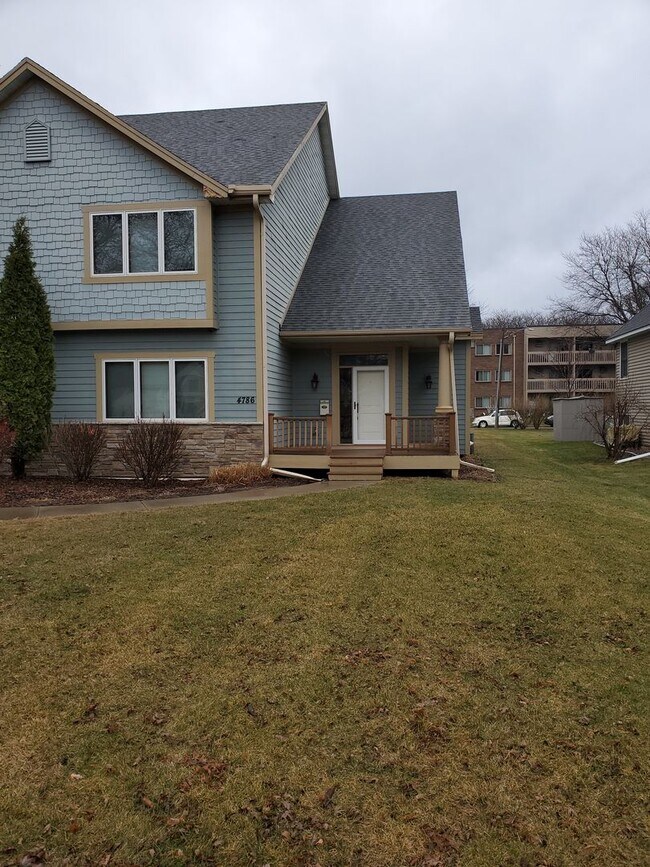 Foto del edificio - STUNNING, 5 BEDROOM AND 5 BATH TWIN HOME F...