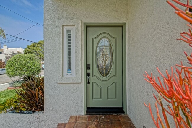 Building Photo - Beautifully Remodeled, Detached Front Town...
