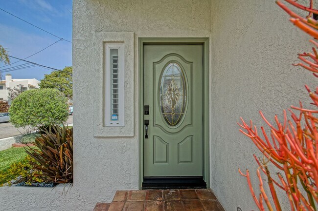 Foto del edificio - Beautifully Remodeled, Detached Front Town...