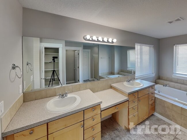 Foto del edificio - 2525 W 10th St