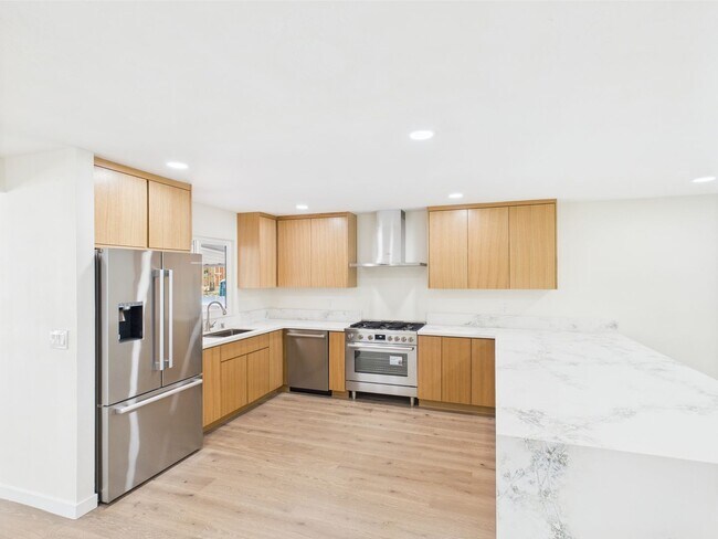 Building Photo - Modern Luxury 3x2 home in the Heart of Vista