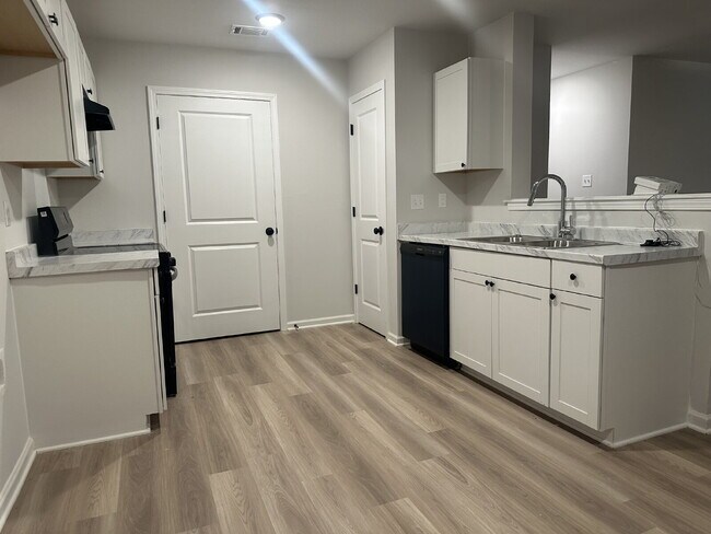 Foto del edificio - "Charming 4-Bedroom Retreat with 2 Baths on Suncrest Drive – Spacious 1,220 Sq. Ft. Gem in Memphis!"