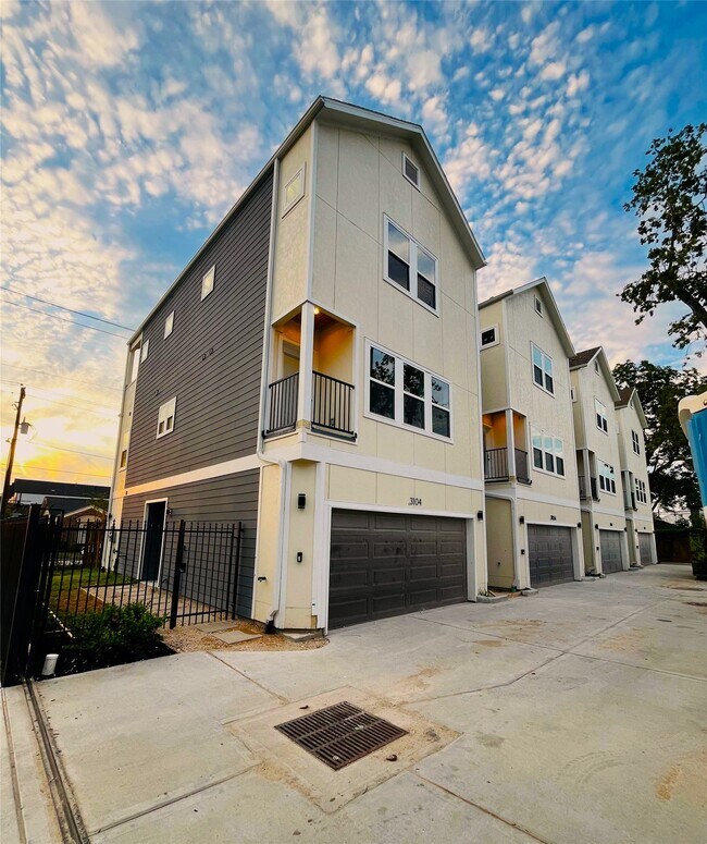 Building Photo - 3802 Yale St