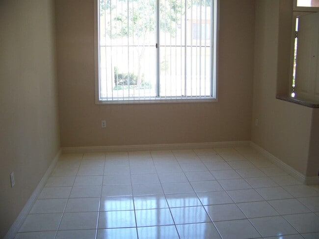 Building Photo - 1404 Reggio Aisle