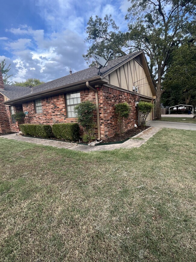 Building Photo - 109 E 17th St