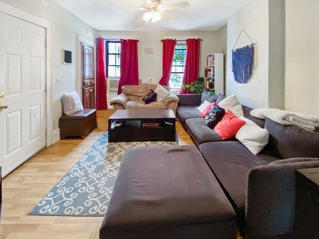Foto principal - 363 W 3rd St