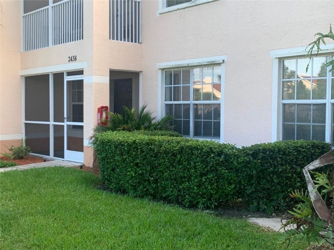 Foto principal - 2 / 2 Lakefront Condo