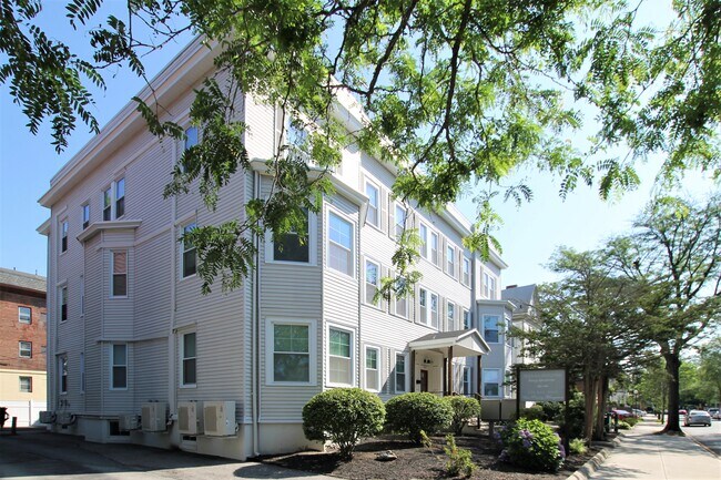 Building Photo - 208 Waterman St