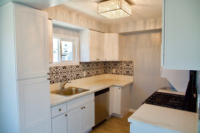 Cocina con High End cierre lento, gabinetes de estilo Shaker - 2600 Mathews Ave