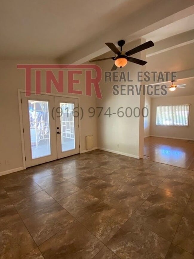Building Photo - 2 Bedroom/2 Bathroom Duplex