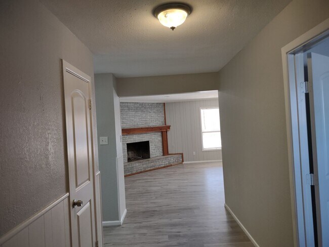 Foto del edificio - Large Updated 4 Bedroom Home Off University