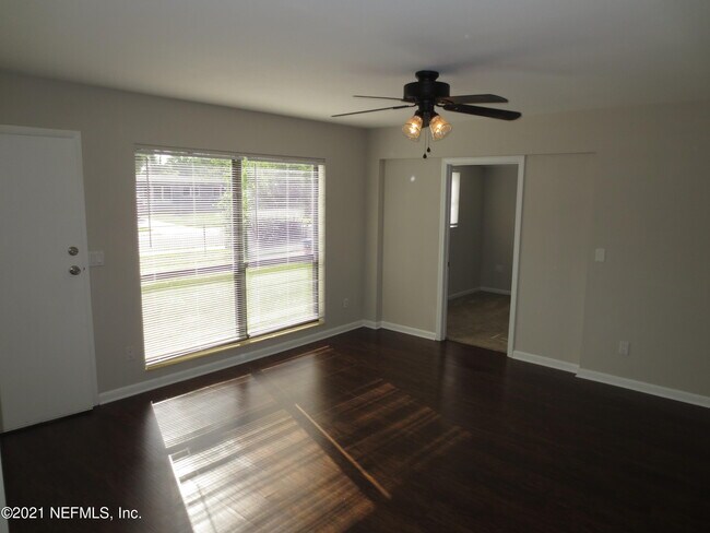 Foto del edificio - 1912 Monteau Dr