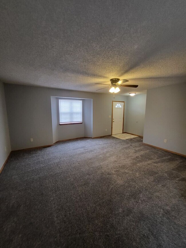 Foto del edificio - 3 Bedroom 2 Bath Duplex.  1 Car garage.  Maintenance Free We Mow!