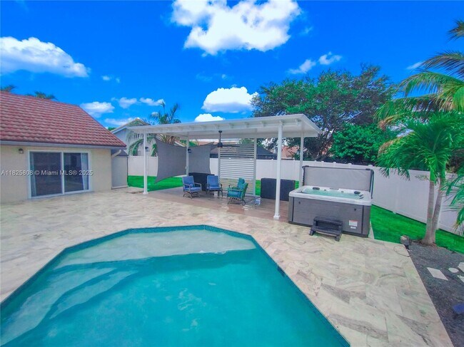 Foto del edificio - 5780 Sun Pointe Cir
