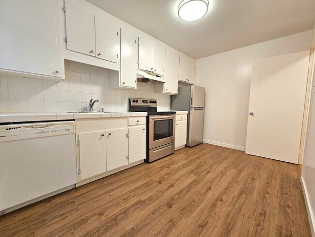 Building Photo - Inner Sunset: 2 Bed 1 Bath Apartment w/ Op...