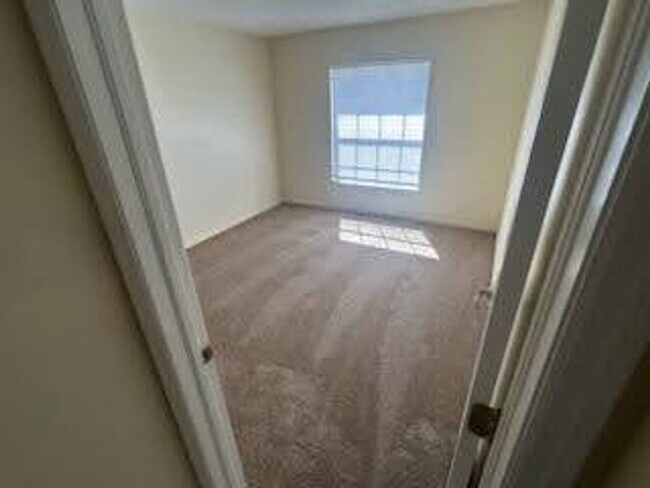 Foto del edificio - THREE BED TWO BATH TWO CAR GARAGE.