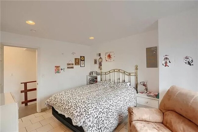 Foto del edificio - Spacious newly updated 3 bedroom - modern ...