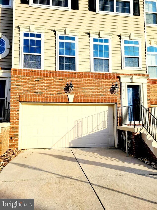 Primary Photo - 708 Hidden Oak Ln