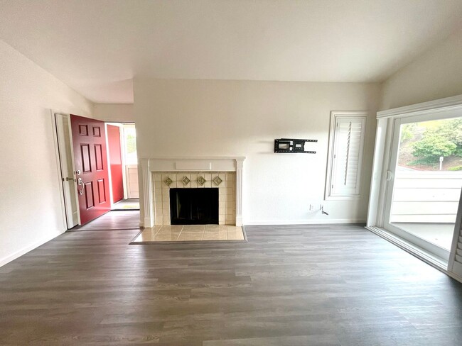 Building Photo - Spacious Remodeled Condo in desireable Com...