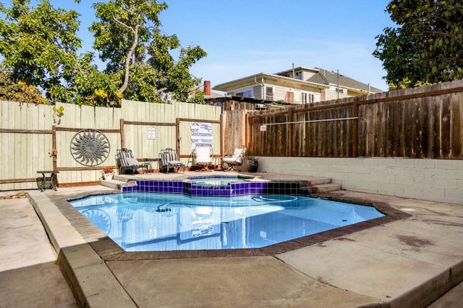 Building Photo - 933 21st St