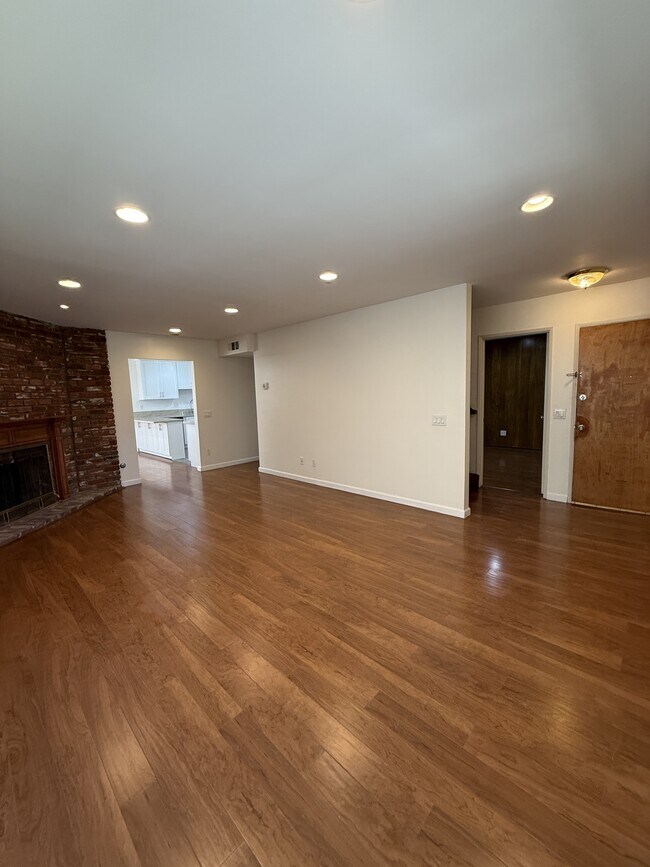 Building Photo - 728 E Tujunga Ave