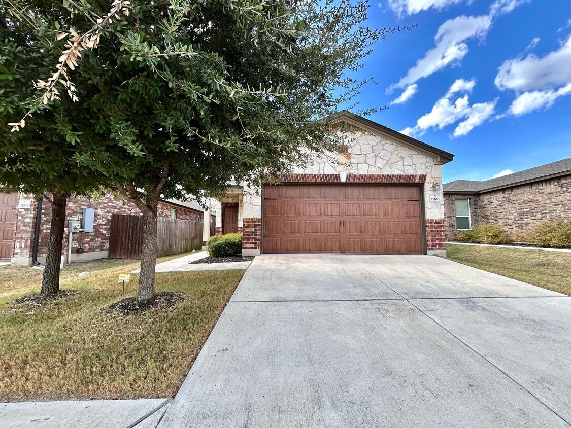 Primary Photo - Spacious 3 Bedroom 2.5 Bathroom Home with ...