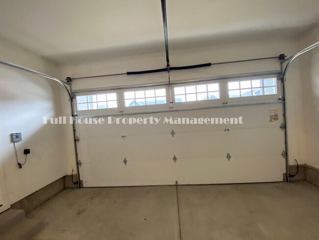Foto del edificio - Fantastic Two Story 4 Bedroom/ 2.5 Bath Ho...