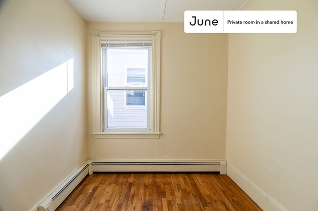 Building Photo - Private bedroom in 4 bed/1 bath Home