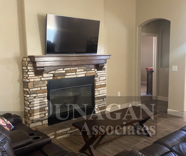 Building Photo - 3 Bedroom, 2 Bath - Partially Furnished!!!