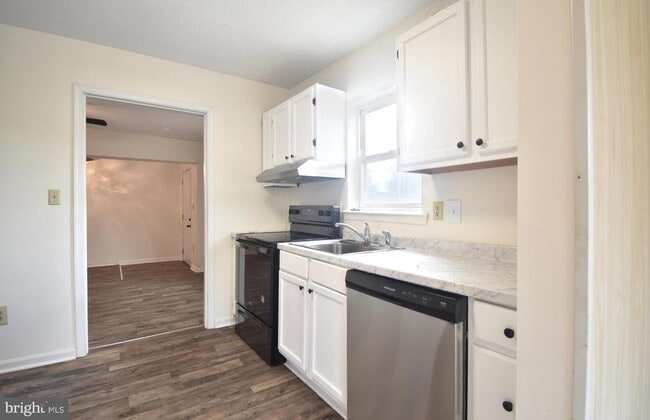 Building Photo - 709 3rd St