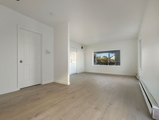 Building Photo - Amazing Beacon Hill Freshly Remodeled 1 Be...