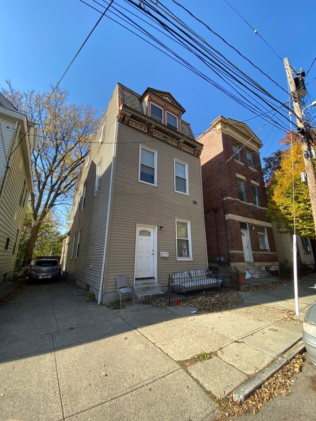 Primary Photo - LEASE SPECIAL! FOR AUGUST 2025 5 bed/2 bat...
