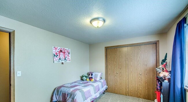 Foto del edificio - Spacious home in a fabulous location!