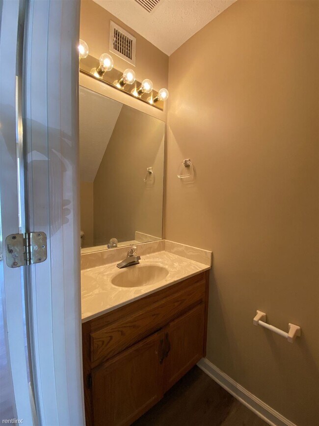Building Photo - 2 br, 2.5 bath Townhome - 1317 Sun Way D