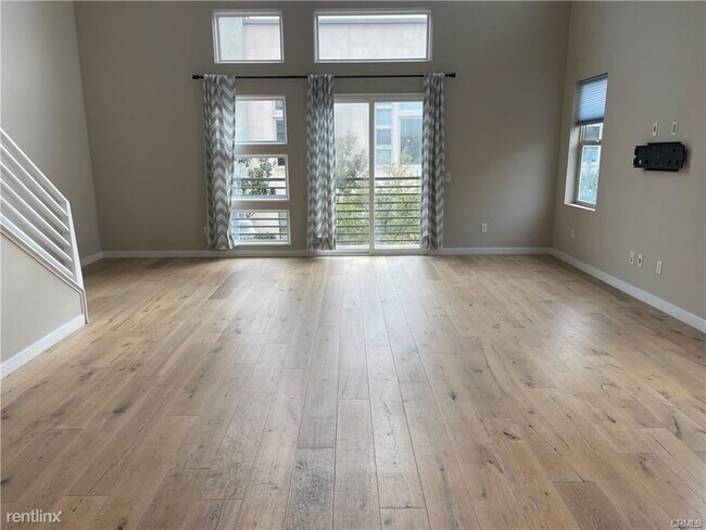 Building Photo - 4 br, 2.5 bath Triplex - 1504 W Artesia Sq...
