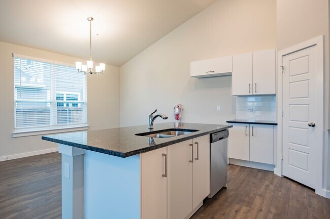 Building Photo - COMING SOON! GORGEOUS 3 BEDROOM FOUR PLEX ...