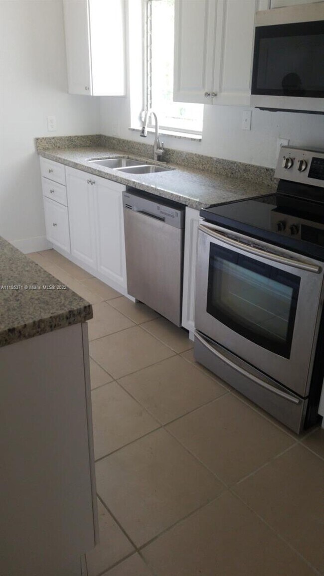 Foto del edificio - 3400 NW 7th St