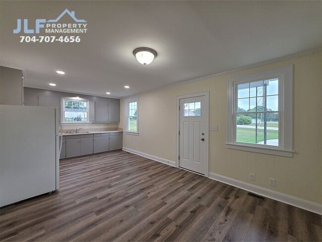 Building Photo - Fully Renovated 2 Bed/1 Bath Ranch in Salisbury!