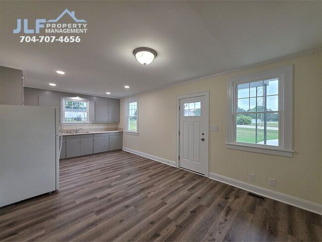 Foto del edificio - Fully Renovated 2 Bed/1 Bath Ranch in Salisbury!